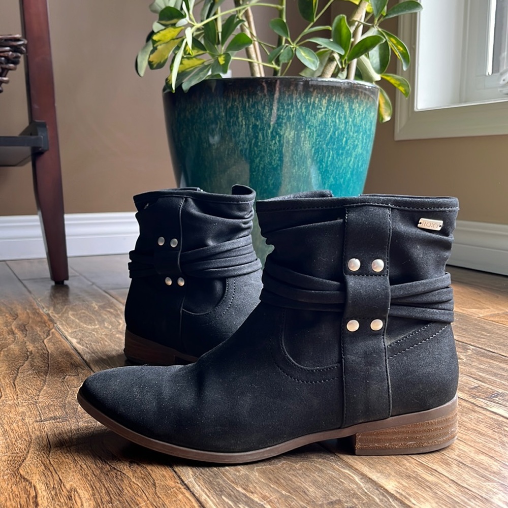 Adorable Roxy booties